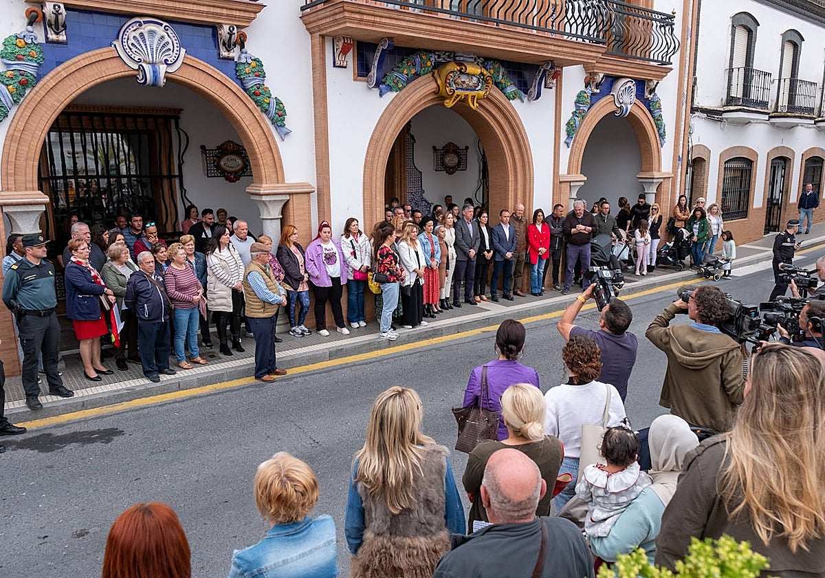 Minuto de silencio en Palos de la Frontera el pasado abril por el asesinato de una temporera a manos de su pareja
