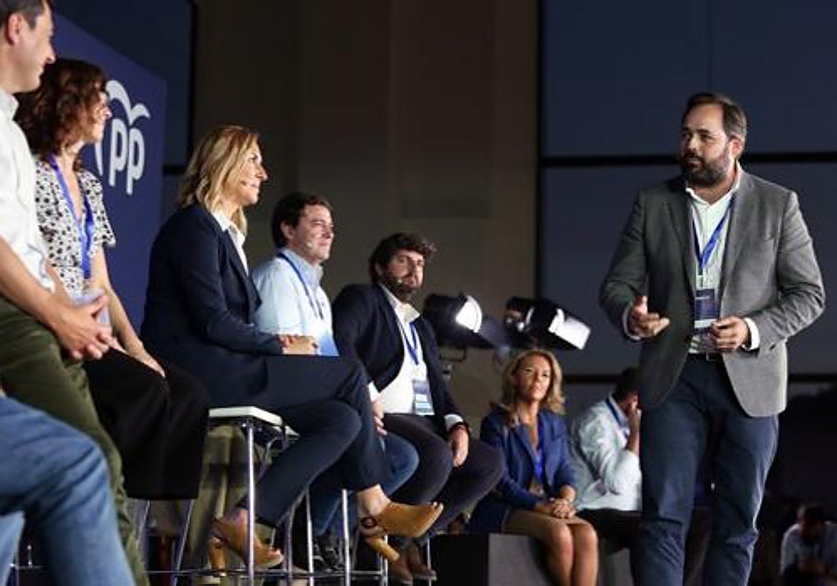 El líder del PP de Castilla-La Mancha defiende «la libertad de amar y sentir» y apoya al colectivo LGTBI