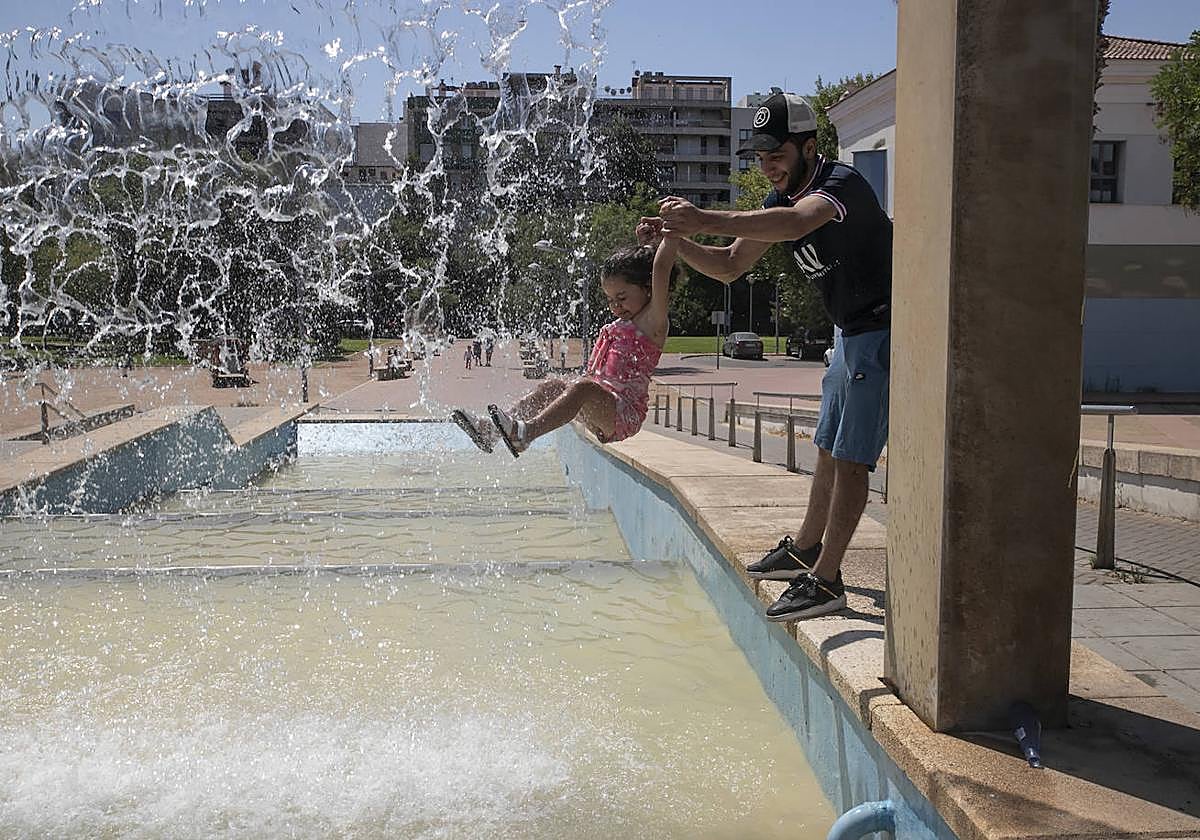 Una niña se refresca en una de las fuentes del Vial durante una ola de calor del año pasado