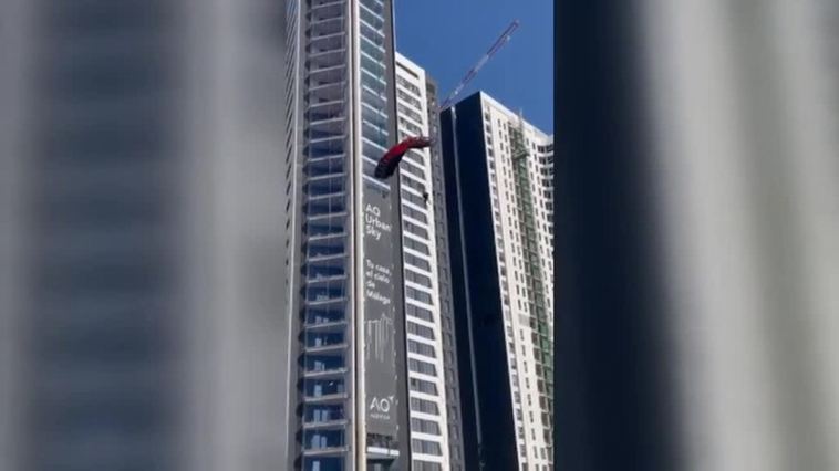 Salta en paracaídas desde un edificio en obras de Málaga