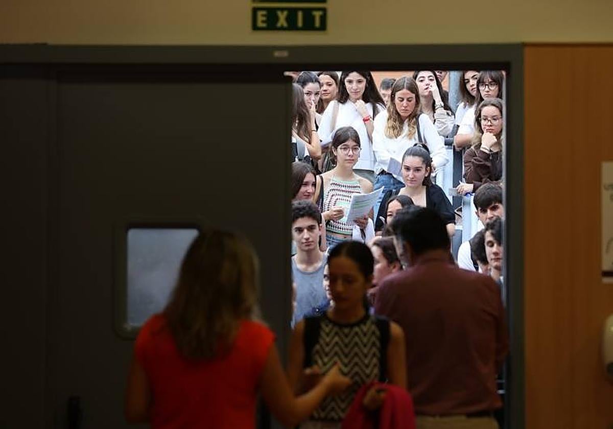Estudiantes durante las pruebas de Selectividad