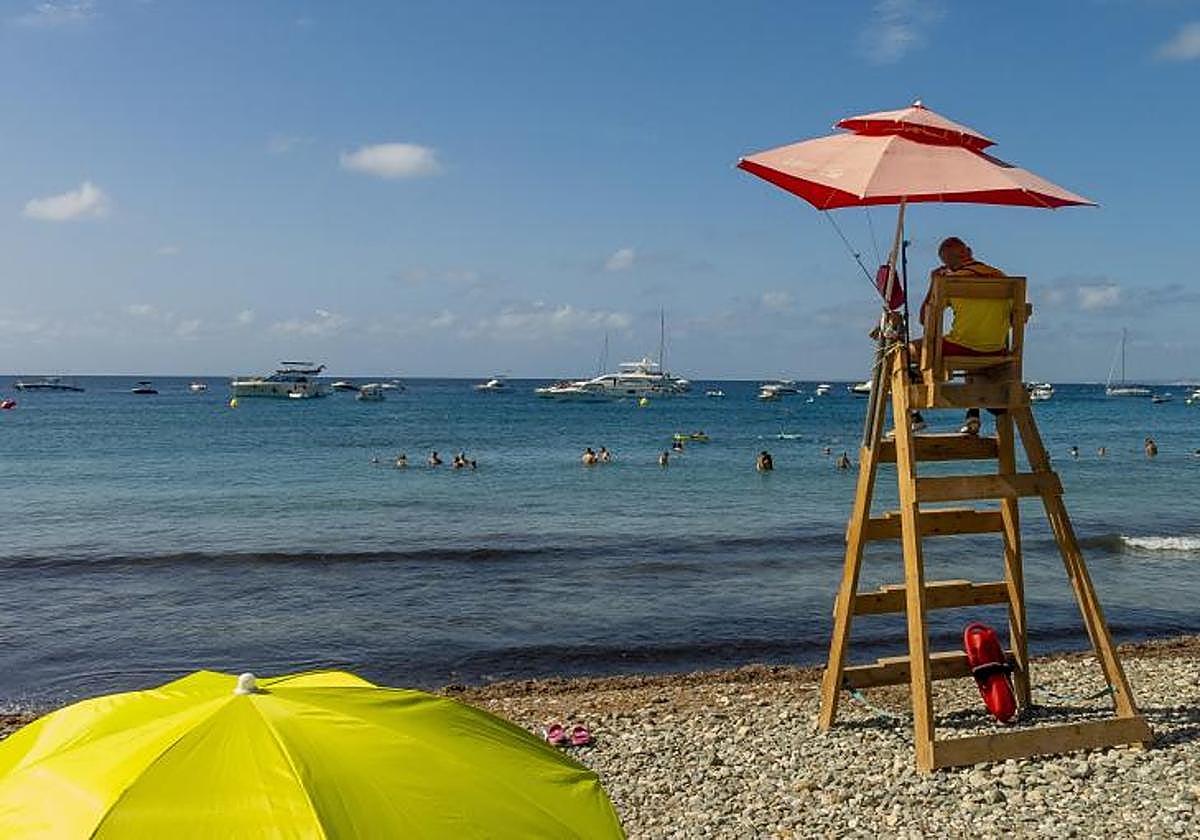 Imagen de archivo de un socorrista en la playa