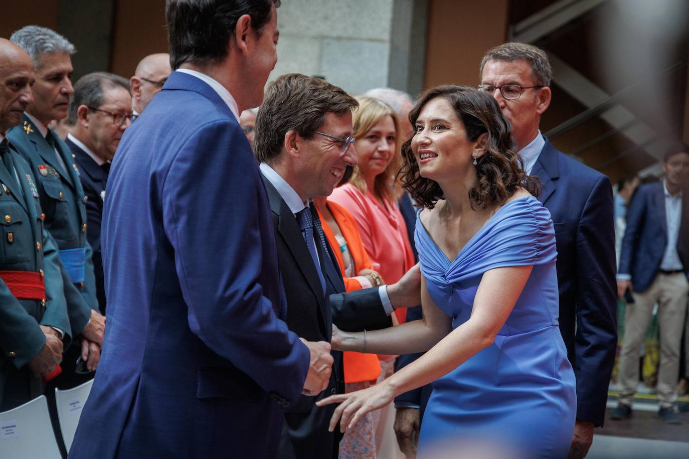 La presidenta madrileña, Isabel Díaz Ayuso, saluda al alcalde de la capital, José Luis Martínez-Almeida