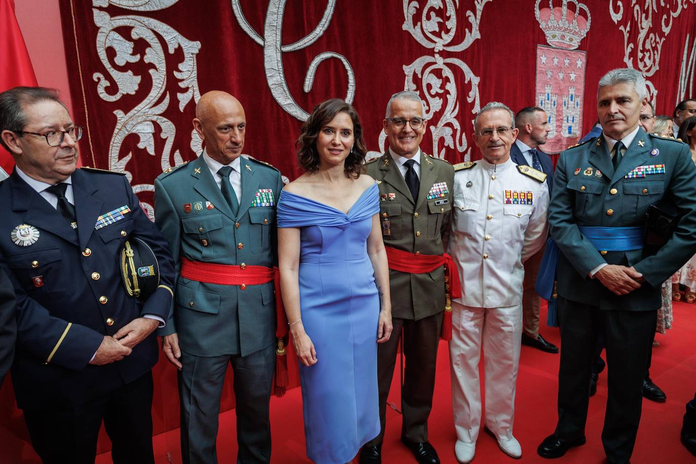 Isabel Díaz Ayuso posa con la plana mayor de las Fuerzas y Cuerpos de Seguridad del Estado 