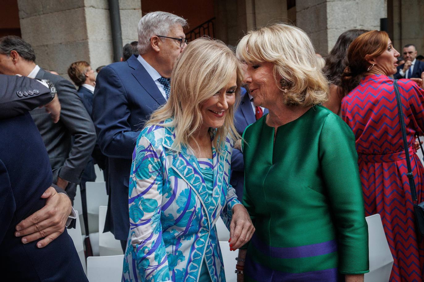 Esperanza Aguirre conversa con Cristina Cifuentes, ambas expresidentas de la Comunidad de Madrid