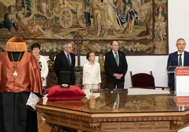 El traje académico y la Medalla del exministro Sánchez-Terán regresan a la Universidad de Salamanca