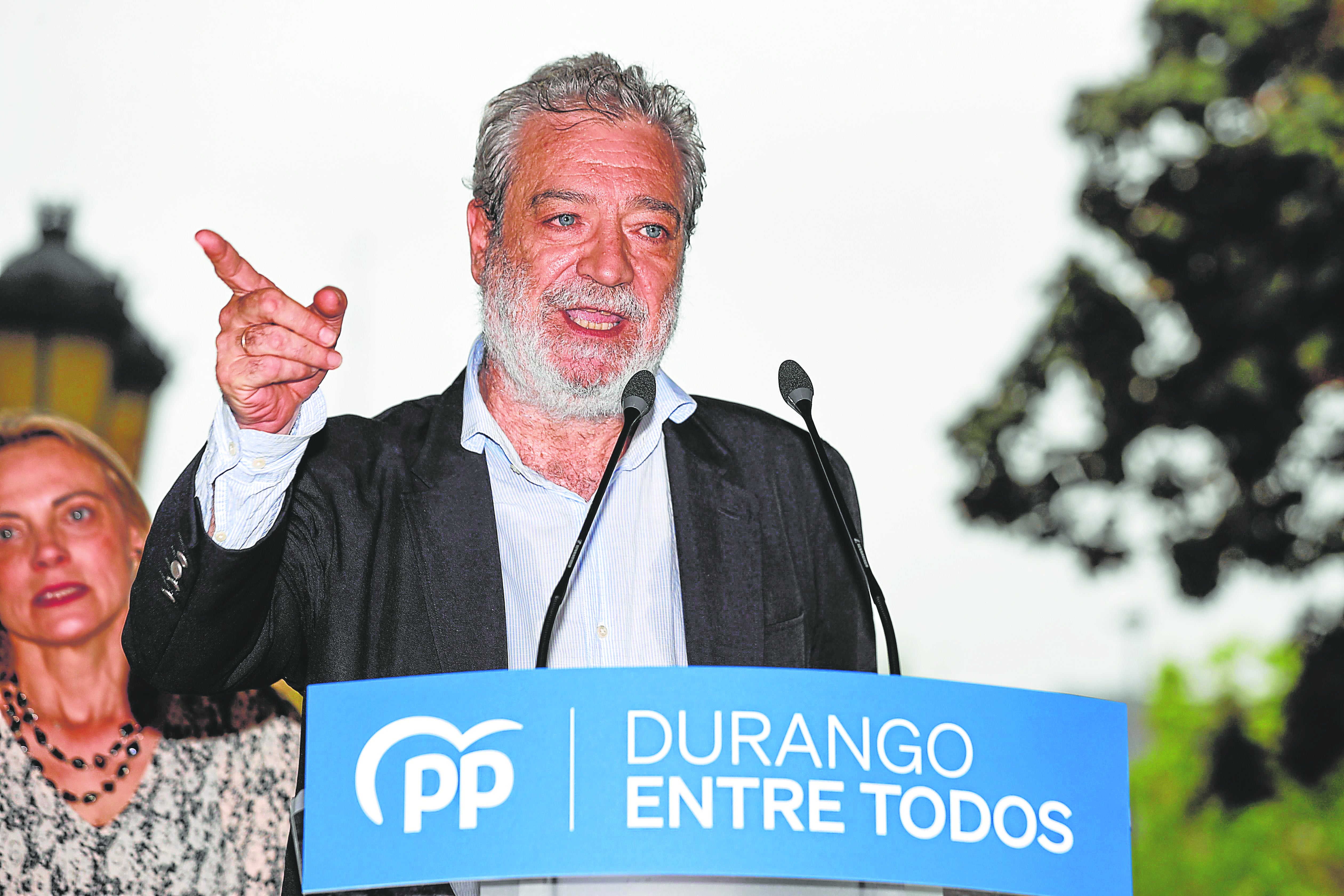 Miguel Ángel Rodríguez en la presentación del candidato del PP a la alcaldía de Durango, Carlos García, en abril