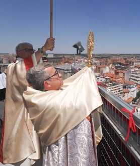 Imagen secundaria 2 - Arriba, fieles durante la celebración; sobre estas líneas, momento en el que la Policía pide a uno de los asistentes que se identifique; a la derecha, el arzobispo en la torre de la Catedral