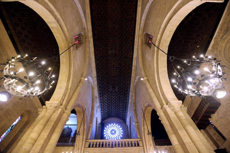 Imagen principal - Arriba,coro y un detalle arquitectónico del interior del templo; a la derecha, fachada de San Pablo en una imagen de la primera mitad del siglo XX