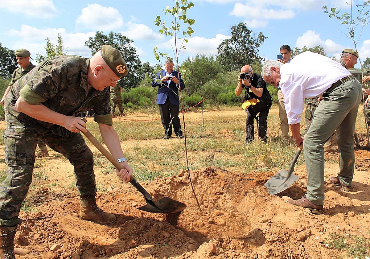 Inauguración de la plantación de árboles en la base leonesa Conde de Gazola, en Ferral de Bernesga (León)