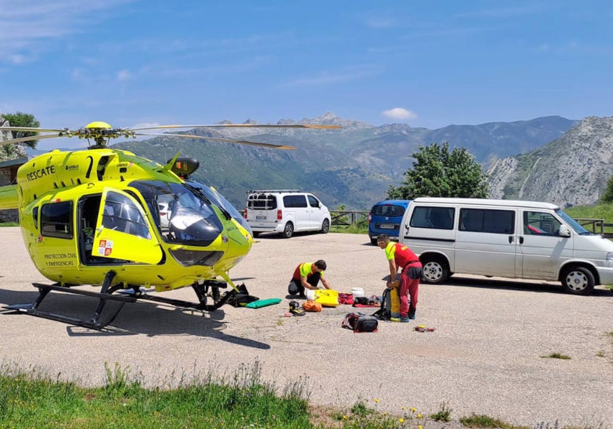 Equipo de rescate que ha ido en busca de los espeleólogos que han sufrido una caída en el paraje del Sil de las Perlas, situado en la cueva de Valporquero