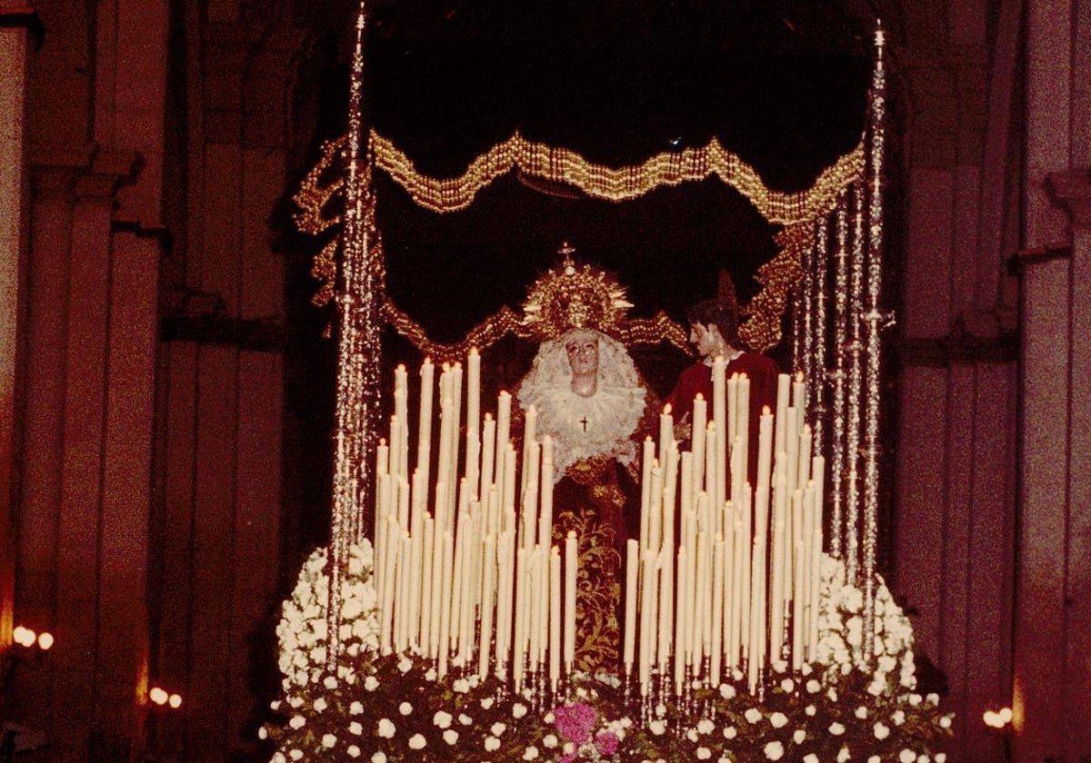 Nuestra Señora y Madre de los Desamparados, bajo palio en la década de los 80 saliendo de San Pedro