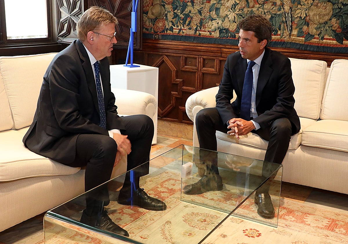 Imagen de la primera toma de contacto entre el presidente en funciones de la Generalitat, Ximo Puig, y su sucesor en el cargo Carlos Mazón