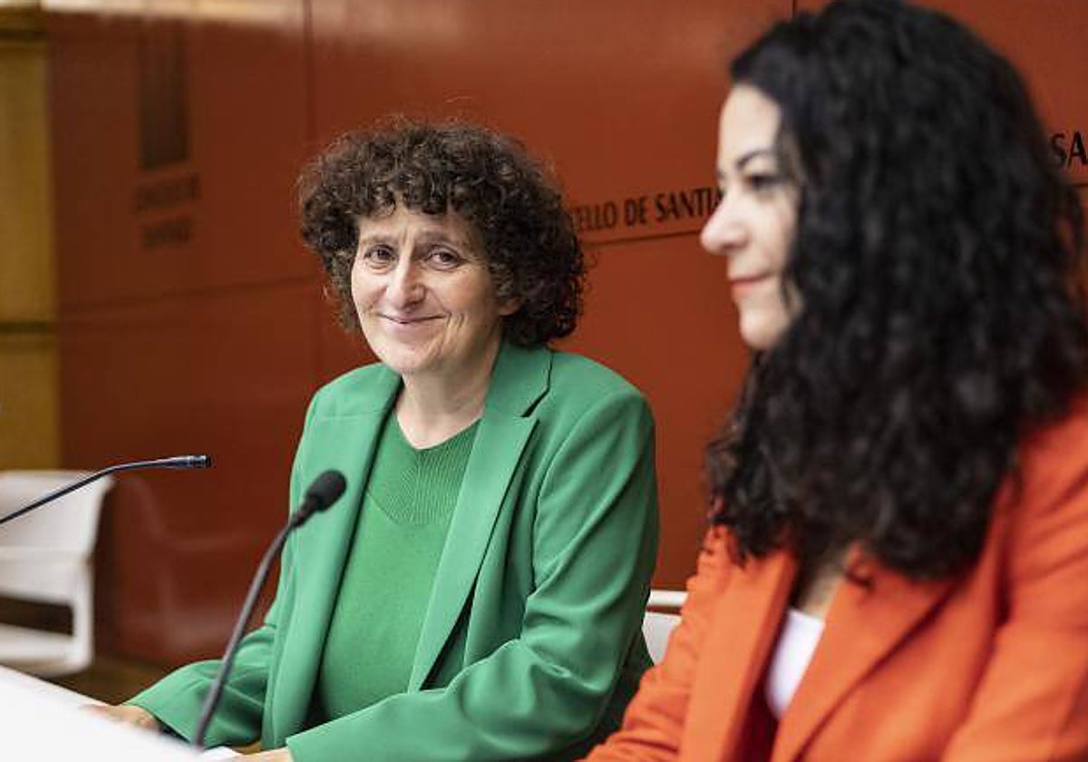 Goretti Sanmartín (i) y su teniente de alcaldesa, María Rozas, en un acto