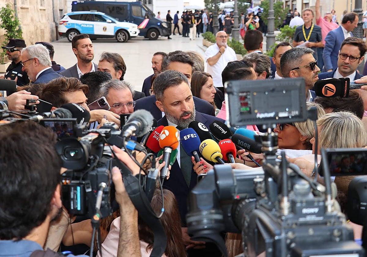 Imagen del líder de Vox, Santiago Abascal, a su llegada a las Cortes Valencianas