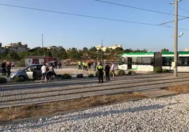 Cuatro heridos al chocar el metro con un turismo que se saltó un semáforo en Málaga