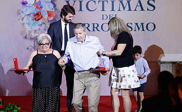 Entrega de medallas a las víctimas del terrorismo durante el homenaje