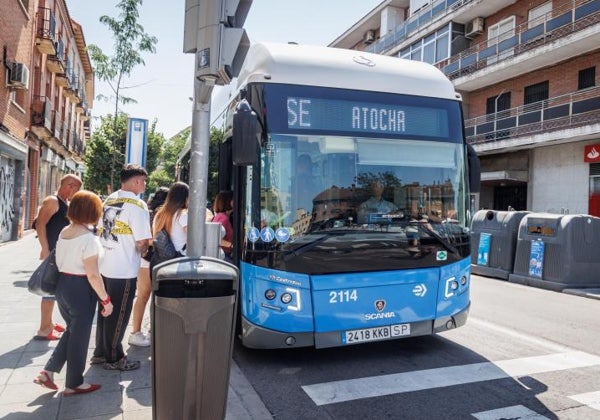 Primer día laborable sin la línea 1 de Metro: «Los autobuses vienen llenos, nos va a tocar madrugar más»