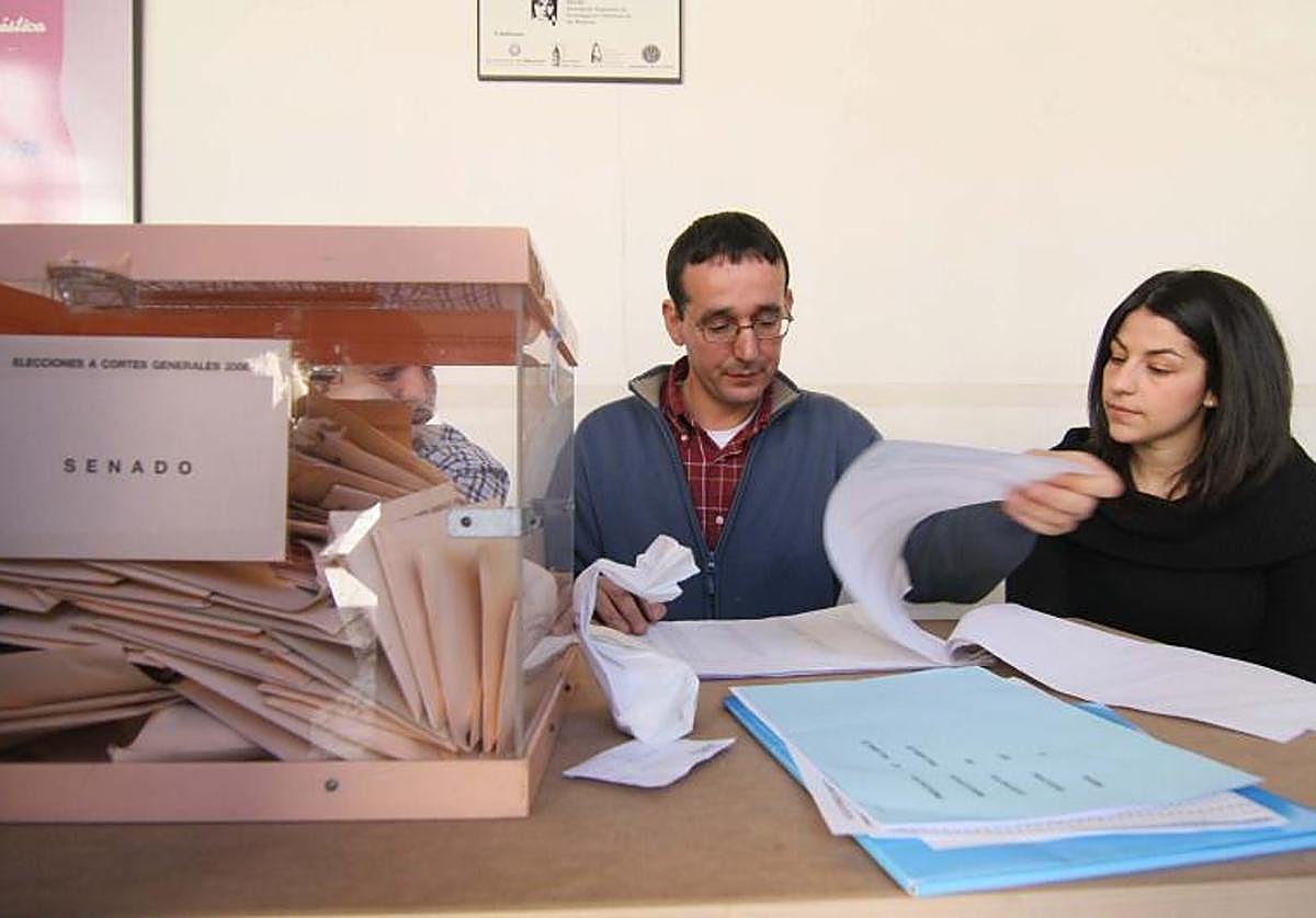 Foto de archivo de una mesa electoral