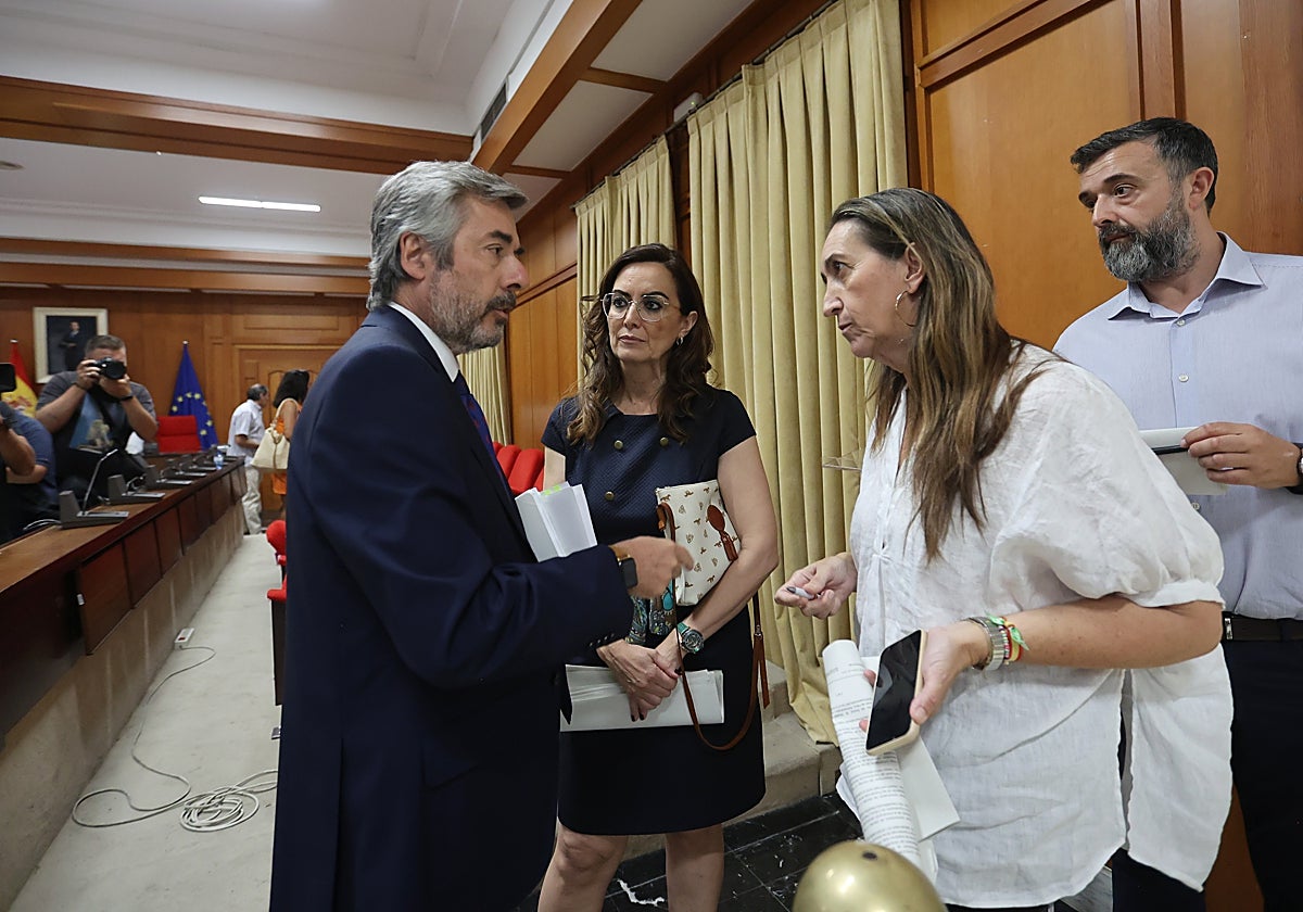 Torrico (PP) habla con Badanelli (Vox) a la conclusión del pleno de este lunes