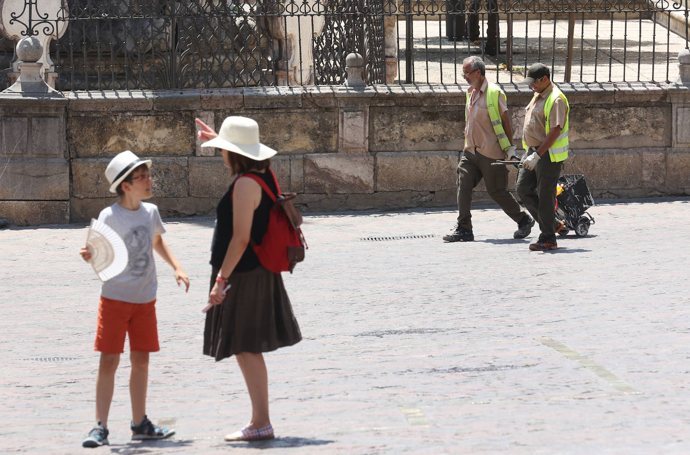 Turistas tratan de combatir el calor en el entorno de la Mezquita-Catedral de Córdoba