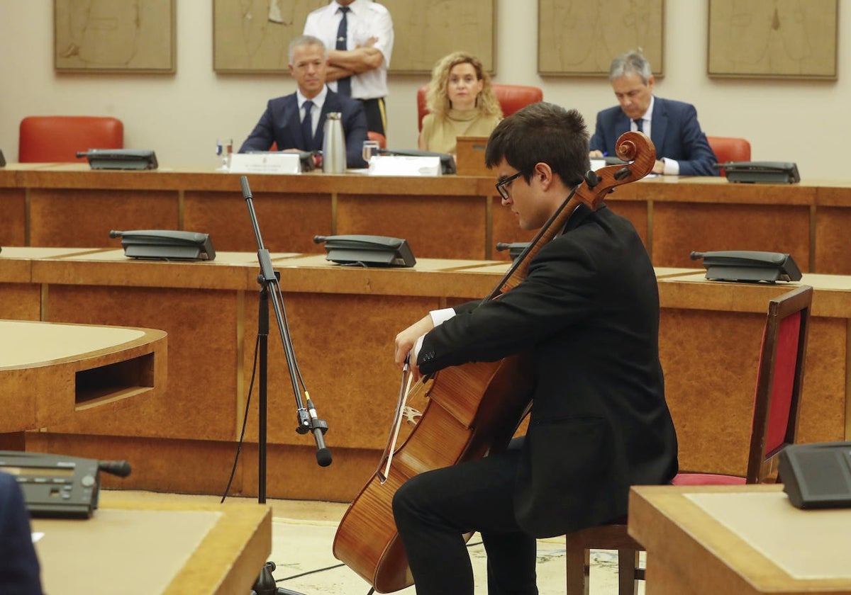 Ander Gil, Meritxell Batet y Tomás Caballero (FVT) escuchan una interpretación de 'Cants dels ocells', durante el homenaje a las víctimas del terrorismo en el Congreso, este 27 de junio