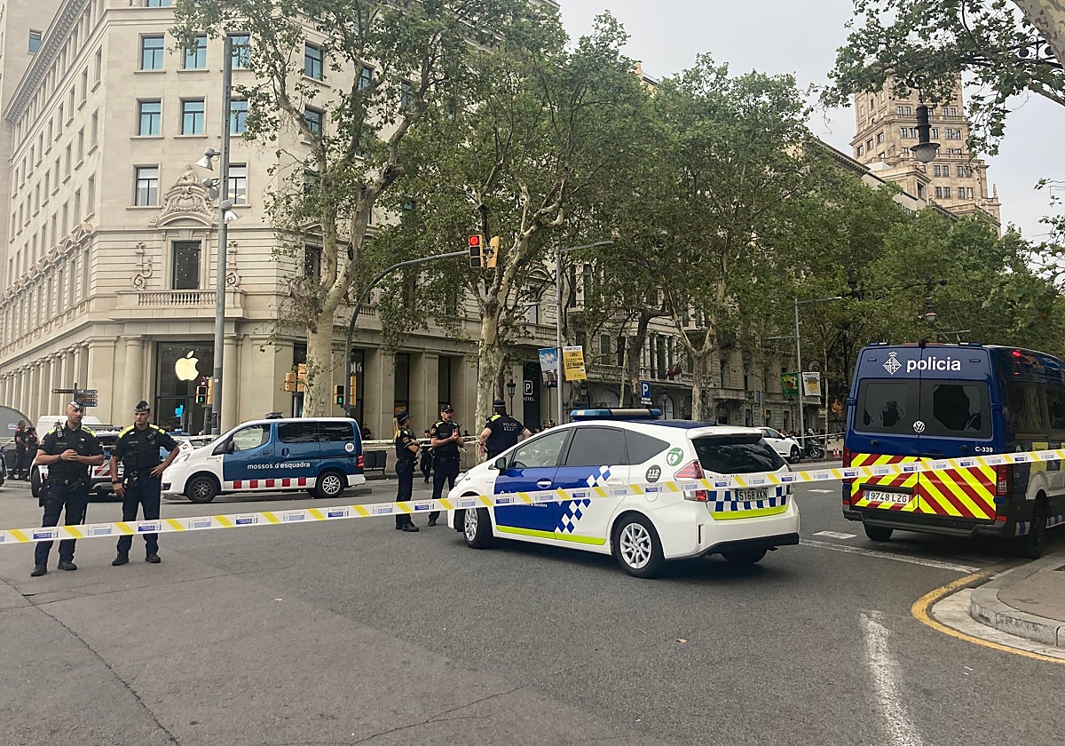 Despliegue policial en plaza Cataluña antes de que el Tedax verificase la falsa amenaza de bomba en la estación