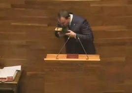 Barbón (PSOE) y su beso a la Biblia: «Como creyente que soy, la cogí con respeto, la besé y la retiré»