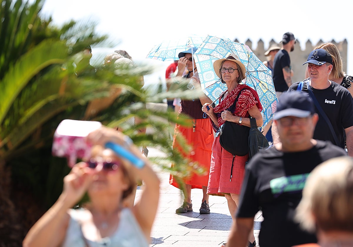 Un grupo de personas de edad avanzada se protege de las altas temperaturas