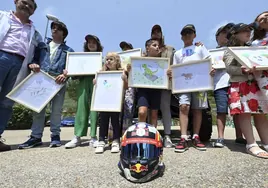 Los niños del Hospital de Burgos 'diseñan' un casco para el próximo rally de Cristina Gutiérrez