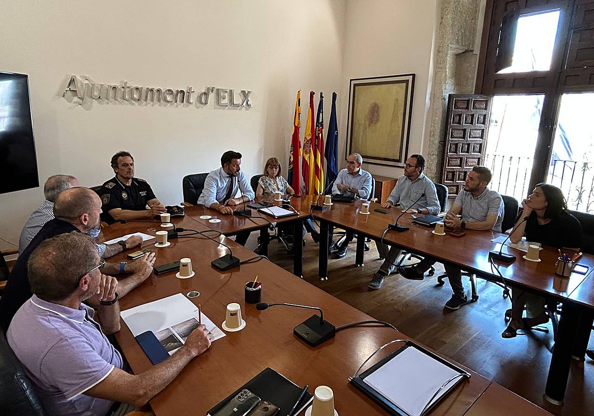 Reunión del alcalde con responsables policiales y de la Fundación Salud Infantil para el desalojo