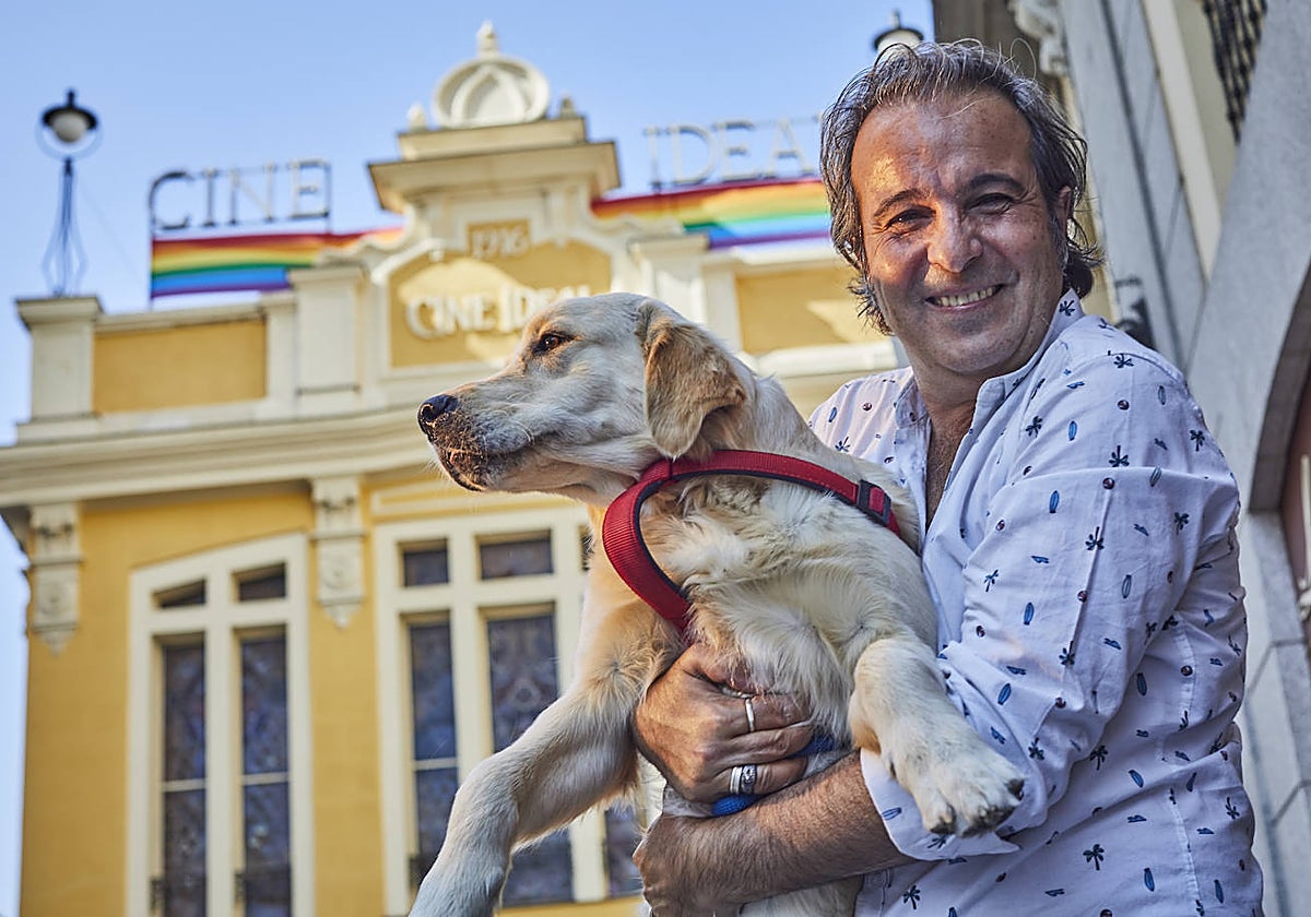 El reportero con su mascota frente al Ideal Cinema