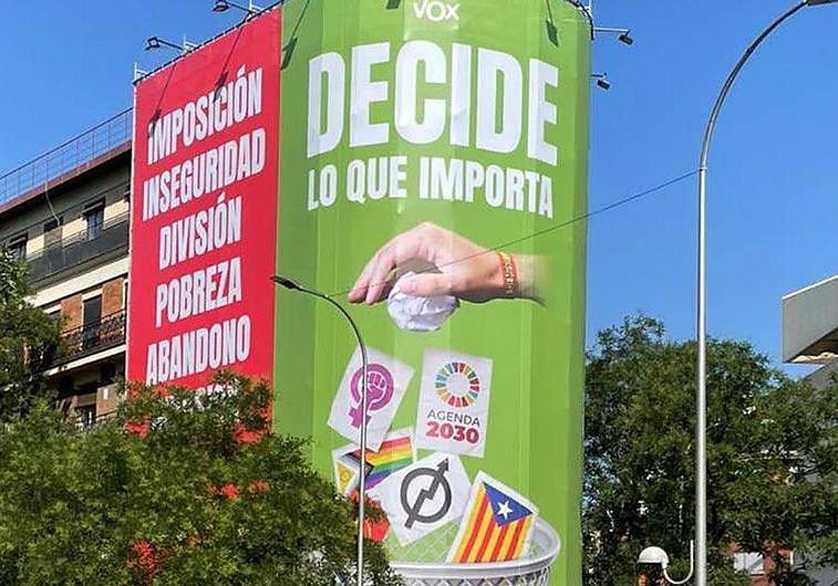 Lona gigante de Vox en calle Alcalá, Madrid