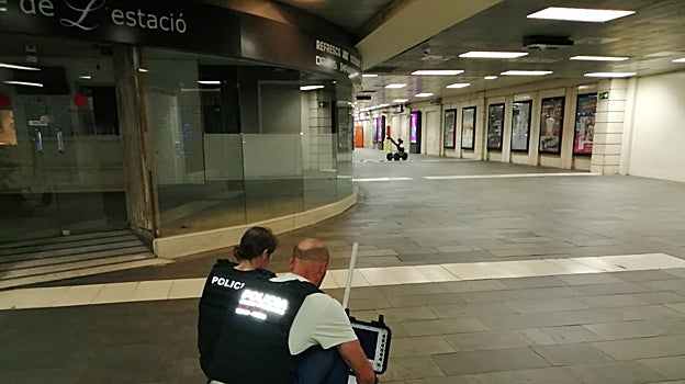 Agentes del Tedax verifican que se trata de una falsa amenaza de bomba