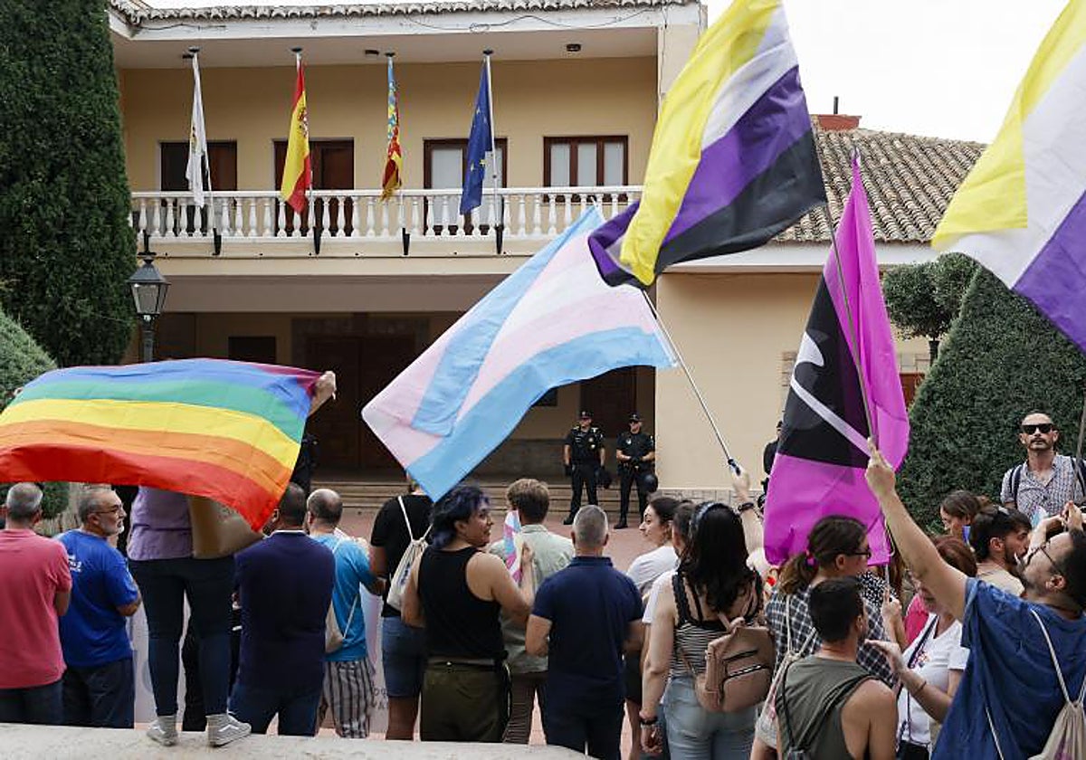 Diversos colectivos en defensa de los derechos LGTBI celebran una manifestación en Náquera (Valencia)