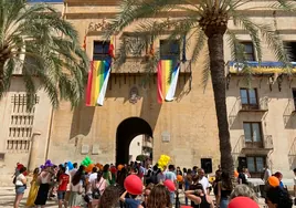 Vox acepta la bandera LGTBI en el Ayuntamiento de Elche, donde gobierna con el PP