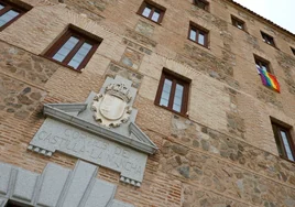 La bandera arcoíris cuelga un año más en la fachada principal de las Cortes de Castilla-La Mancha