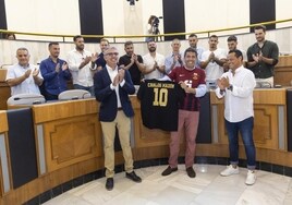 El presidente de la Diputación recibe a los jugadores del Eldense tras su regreso a Segunda División 60 años después