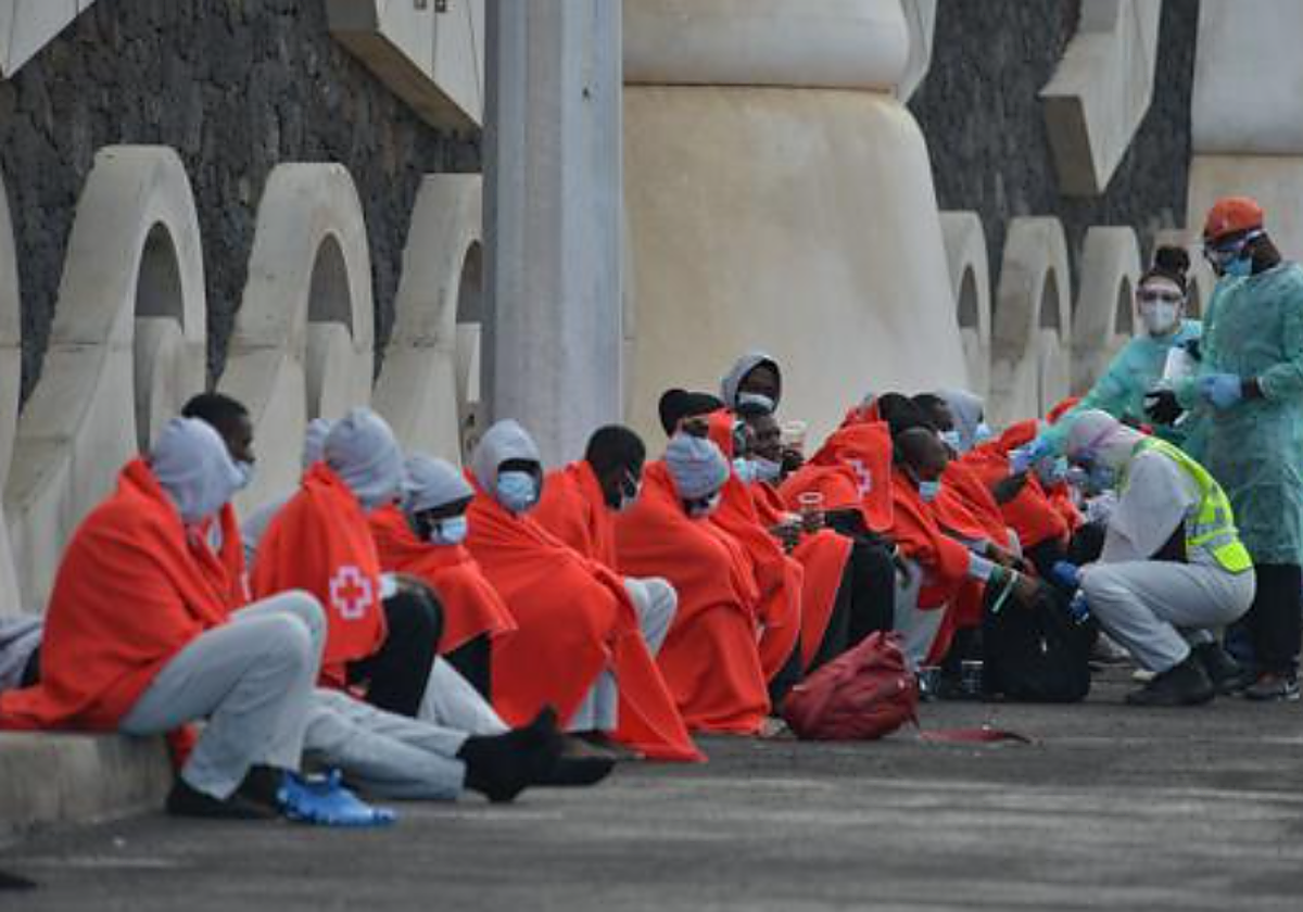 Migrantes esperan en el muelle de La Restinga en El Hierro