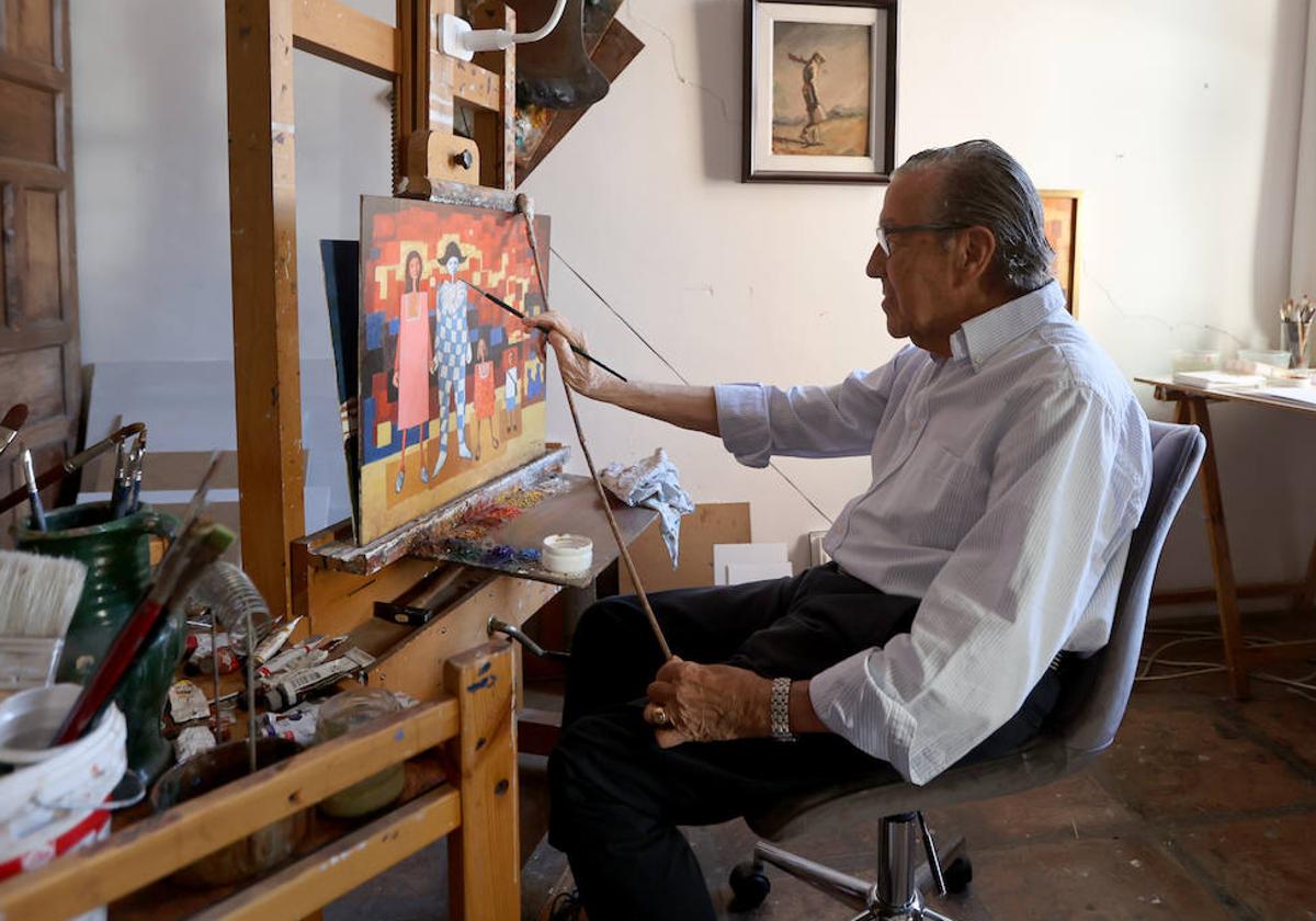 Mariano Aguayo, pintando en su estudio una de sus obras en junio de 2022