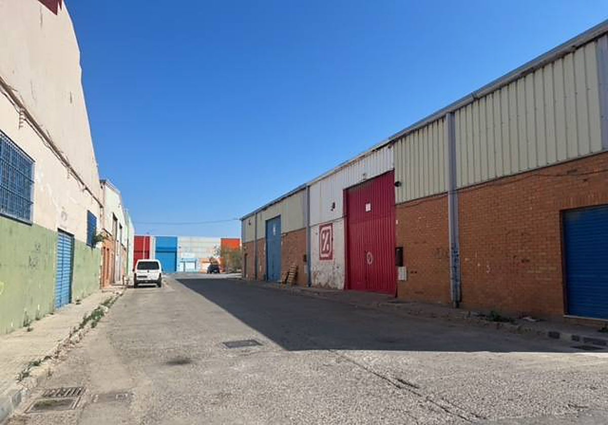 Imagen del polígono La Frontera, en Melilla, con las naves cerradas