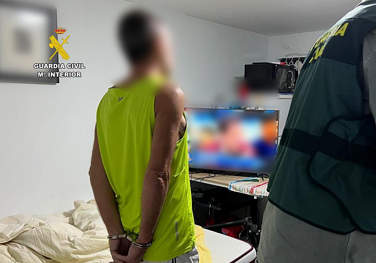 El detenido en el momento del registro de los agentes de la Guardia Civil