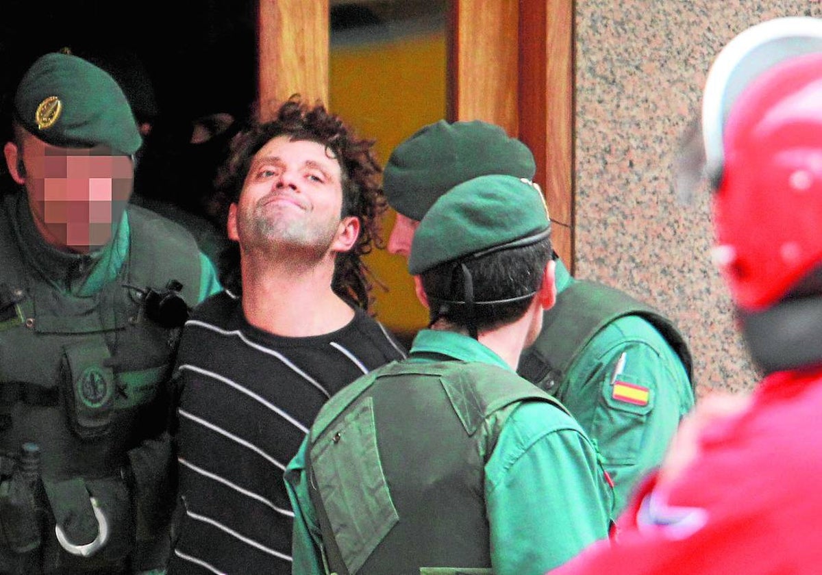 Imagen de Daniel Pastor durante el registro de su vivienda en el barrio bilbaíno de Recalde, tras su detención