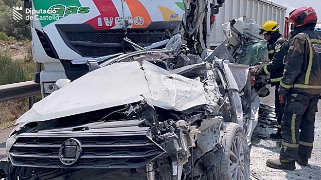 Bomberos trabajan en el rescate de las víctimas de uno de los siniestros