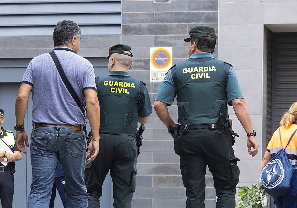 Imagen de archivo de dos agentes de la Guardia Civil