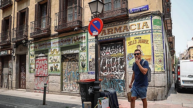 Una histórica farmacia de Malasaña, ya cerrada, vandalizada con grafitis