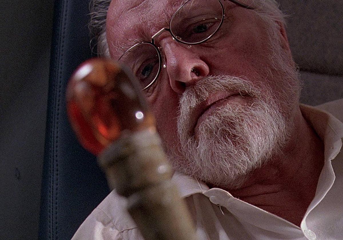 Fotograma de 'Parque Jurásico en el que Richard Attenborough observa el mosquito conservado en ámbar