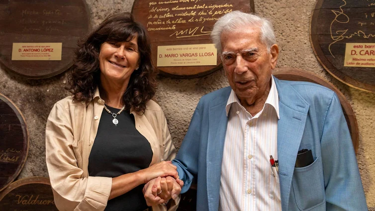Vargas Llosa visita el club La Tenada de Valduero