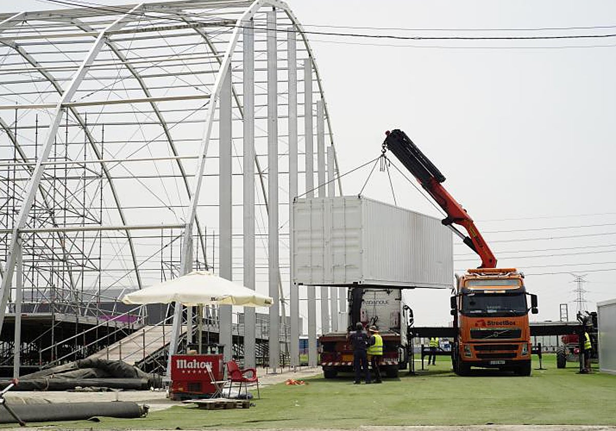 Varios operarios trabajan en el montaje del festival Mad Cool 2023