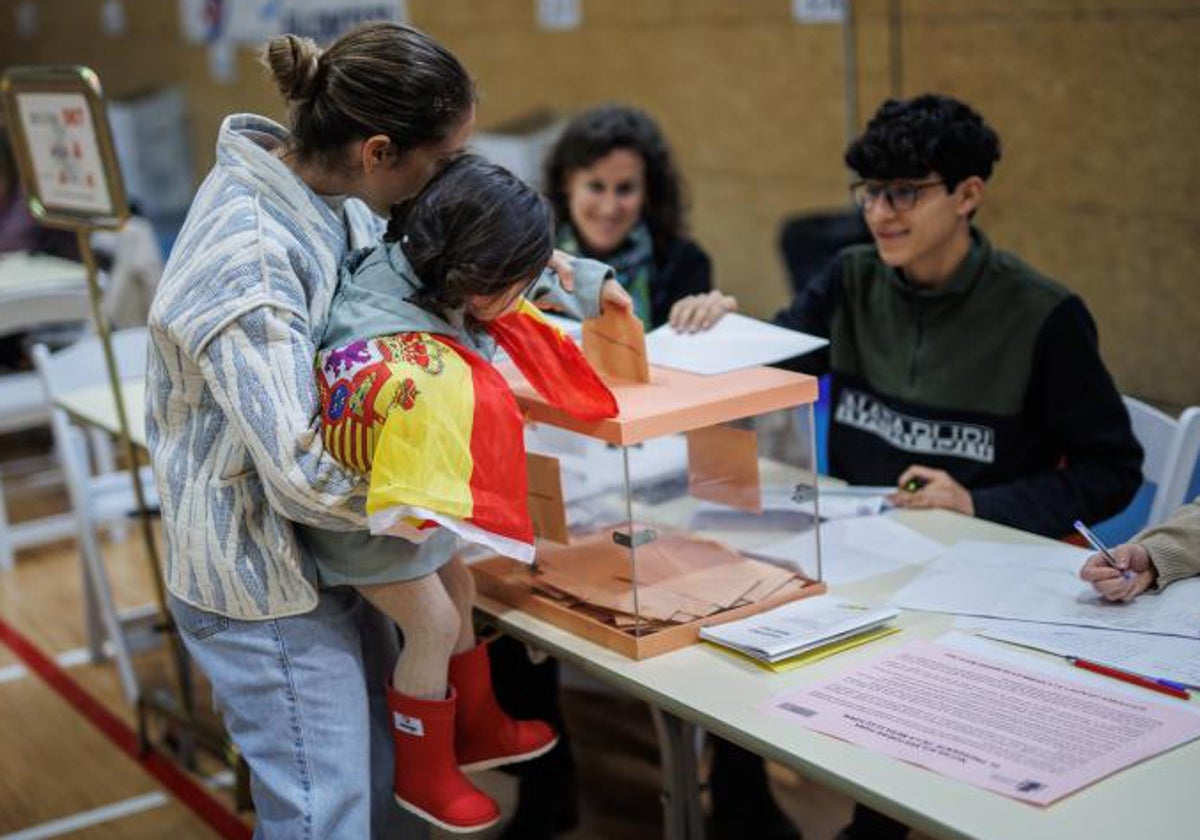 Una mujer deposita su voto en las pasadas elecciones municipales en Madrid